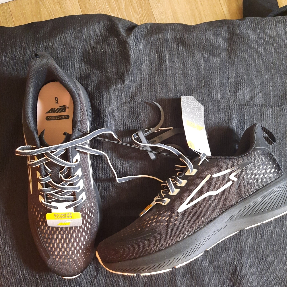 Womens Avia NWT size 9 Black AVIA Running Shoes Extra Cushion Odor Control